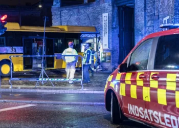 صبح زود روز یکشنبه، یک اتوبوس شهری در مرکز کپنهاگ با کافی‌بار برخورد کرد