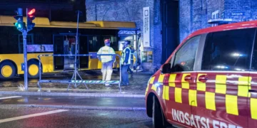 صبح زود روز یکشنبه، یک اتوبوس شهری در مرکز کپنهاگ با کافی‌بار برخورد کرد