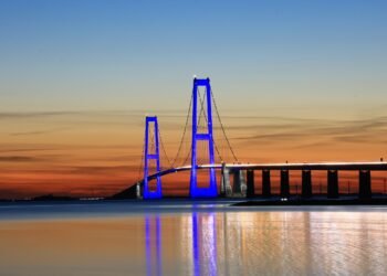پل مابین جزیره فون و شیلند دانمارک، به رنگ آبی، مزین شد