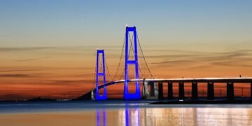 پل مابین جزیره فون و شیلند دانمارک، به رنگ آبی، مزین شد