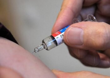 آغاز واکسیناسیون فصلی رایگان آنفلوآنزا و کووید برای سالمندان