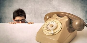 تماس تلفنی: منبع ترس و اضطراب برای نسل جدید