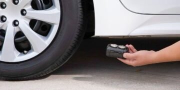 زندان تعلیقی و پرداخت ۱۱ هزار کرون خسارت، مجازات نصب دستگاه ردیاب بر روی خودروی همسر سابق