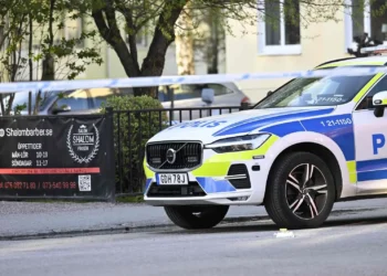 تخریب خودروی پلیس در مرکز ارنشولدسویک؛ دوربین خودرو عاملان را لو داد