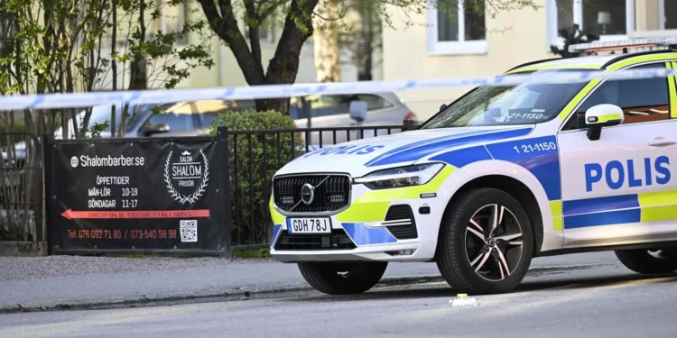 تخریب خودروی پلیس در مرکز ارنشولدسویک؛ دوربین خودرو عاملان را لو داد