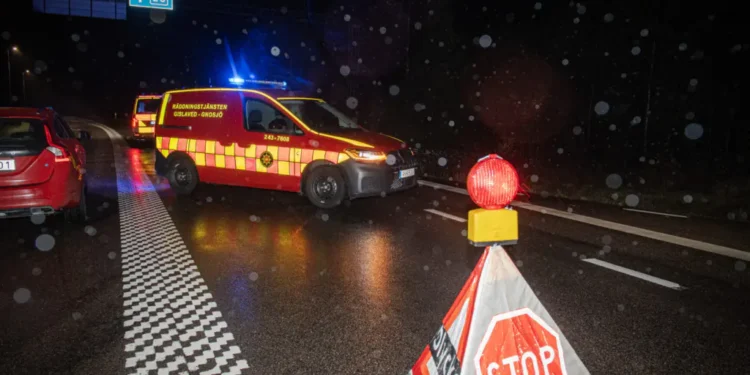 تصادف مرگبار در جاده ۲۶ سوئد؛ مرگ یک جوان در سانحه اتوبوس مدرسه و خودرو شخصی