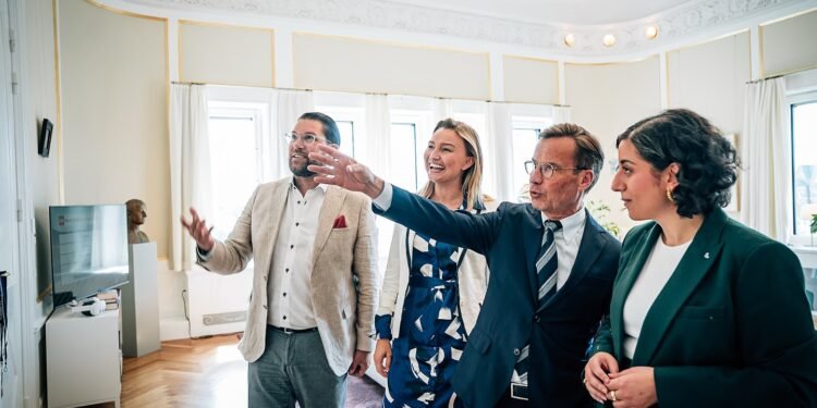 کریستسون رهبران احزاب تدو را به جلسه ای در خانه اش دعوت می کند