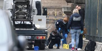 یک مظنون در سرقت موزه لوور قبل از فرار به الجزایر دستگیر شد