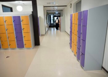 یک کارمند مدرسه به اتهام تعرض به 16 دانش آموز دختر محکوم شد