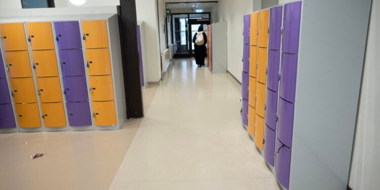 یک کارمند مدرسه به اتهام تعرض به 16 دانش آموز دختر محکوم شد