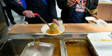 پس از توقیف تلفن، دانش آموزی بشقاب سوپ را به سمت مدیر مدرسه پرتاب کرد