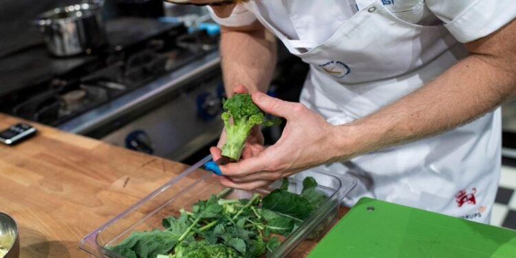 یک سرآشپز در سوئد به دلیل امتناع از تحویل سفارش با ماشین خود از کار خود اخراج شد