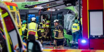 برخورد دو اتوبوس در مالمو، راننده در داخل اتوبوس گیر کرد