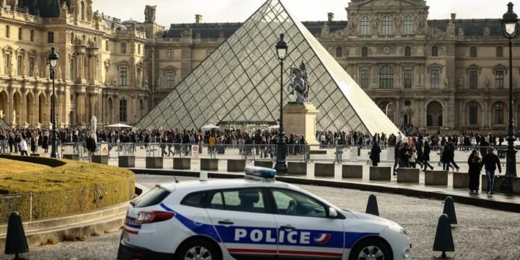 “هیچ جنایتی کامل نیست” شواهد به جا مانده از دزدان موزه لوور در صحنه جرم