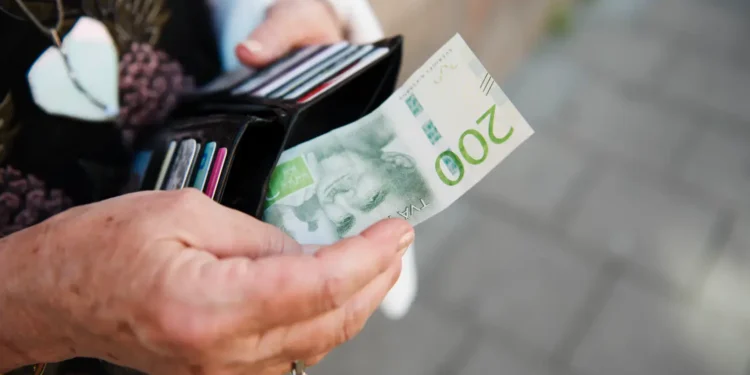 بانک‌های بزرگ سوئد: حساب‌های پس‌انداز دیگر جای مناسبی برای نگهداری پول نیستند