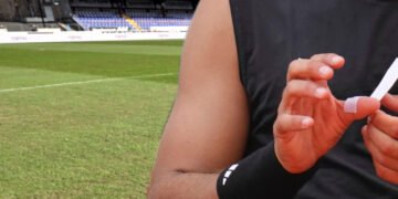 بازیکن سوئدی به دلیل بریدن انگشت حریف با دندان به زندان افتاد