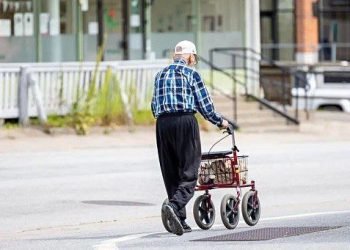 آوردن والدین سالخورده به سوئد؛ چه گزینه‌هایی دارید؟اگر والدینتان در کشور خود تنه…