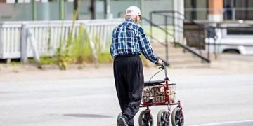 آوردن والدین سالخورده به سوئد؛ چه گزینه‌هایی دارید؟اگر والدینتان در کشور خود تنه…