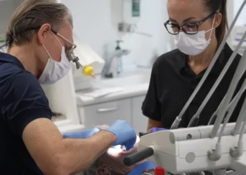 بازنشسته پیش از موعد در دانمارک از نبود پوشش مالی دندان‌پزشکی انتقاد می‌کند