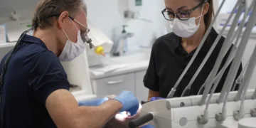 بازنشسته پیش از موعد در دانمارک از نبود پوشش مالی دندان‌پزشکی انتقاد می‌کند