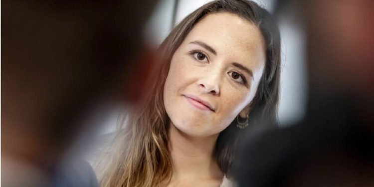 نماینده پارلمان دانمارک پس از اخراج از اسرائیل به کپنهاگ رسیدویکتوریا ولاسکز، نم…