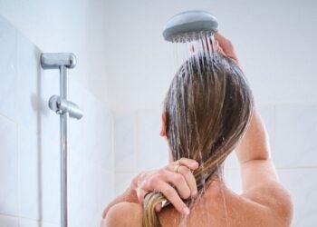 دوش حمام شما می‌تواند شما را بیمار کند