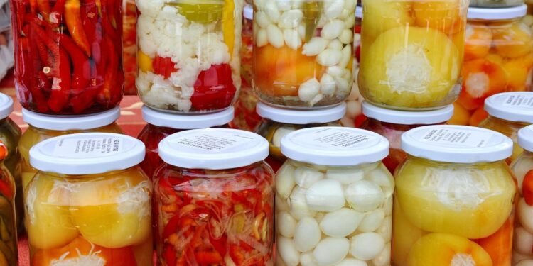 ترشی‌سازی خانگی در دانمارک دوباره محبوب شد؛ هشدار درباره خطر باکتری‌ها