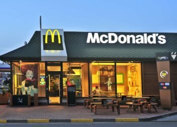 بازداشت یک فرد با اسلحه در مک دونالد