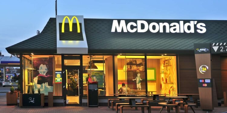 بازداشت یک فرد با اسلحه در مک دونالد