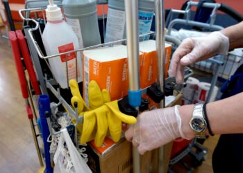 یک مدرسه سوئدی اقدام دانش آموزی را برای برداشتن دستکشی به ارزش 60 کرون را به پلیس گزارش کرد