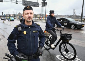 پلیس سوئد هشدار داد: دوچرخه سواری بدون چراغ یا بازتابنده در زمستان جریمه دارد