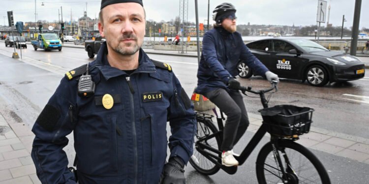 پلیس سوئد هشدار داد: دوچرخه سواری بدون چراغ یا بازتابنده در زمستان جریمه دارد