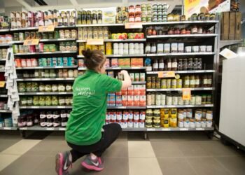 دانش آموزان سوئدی برای حمایت از خانواده های خود کار می کنند