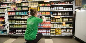 دانش آموزان سوئدی برای حمایت از خانواده های خود کار می کنند