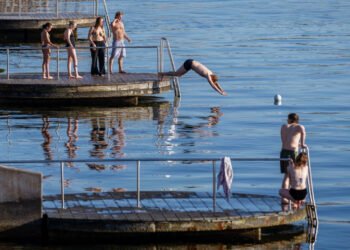 اشتباه رایج هنگام شنا در سوئد که می‌تواند شما را در معرض خطر قرار دهد