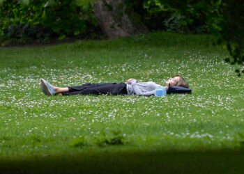 چرا این روزها خوب نمی‌خوابیم؟ پاسخ پژوهشگر سوئدی